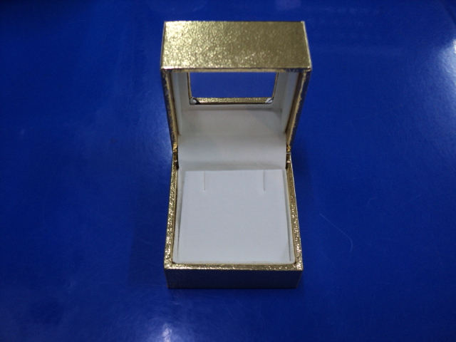 [ล13]กล่องหลุยส์ฝาเจาะสีทอง(4.5ซม.x5.0ซม.x3.5ซม.)